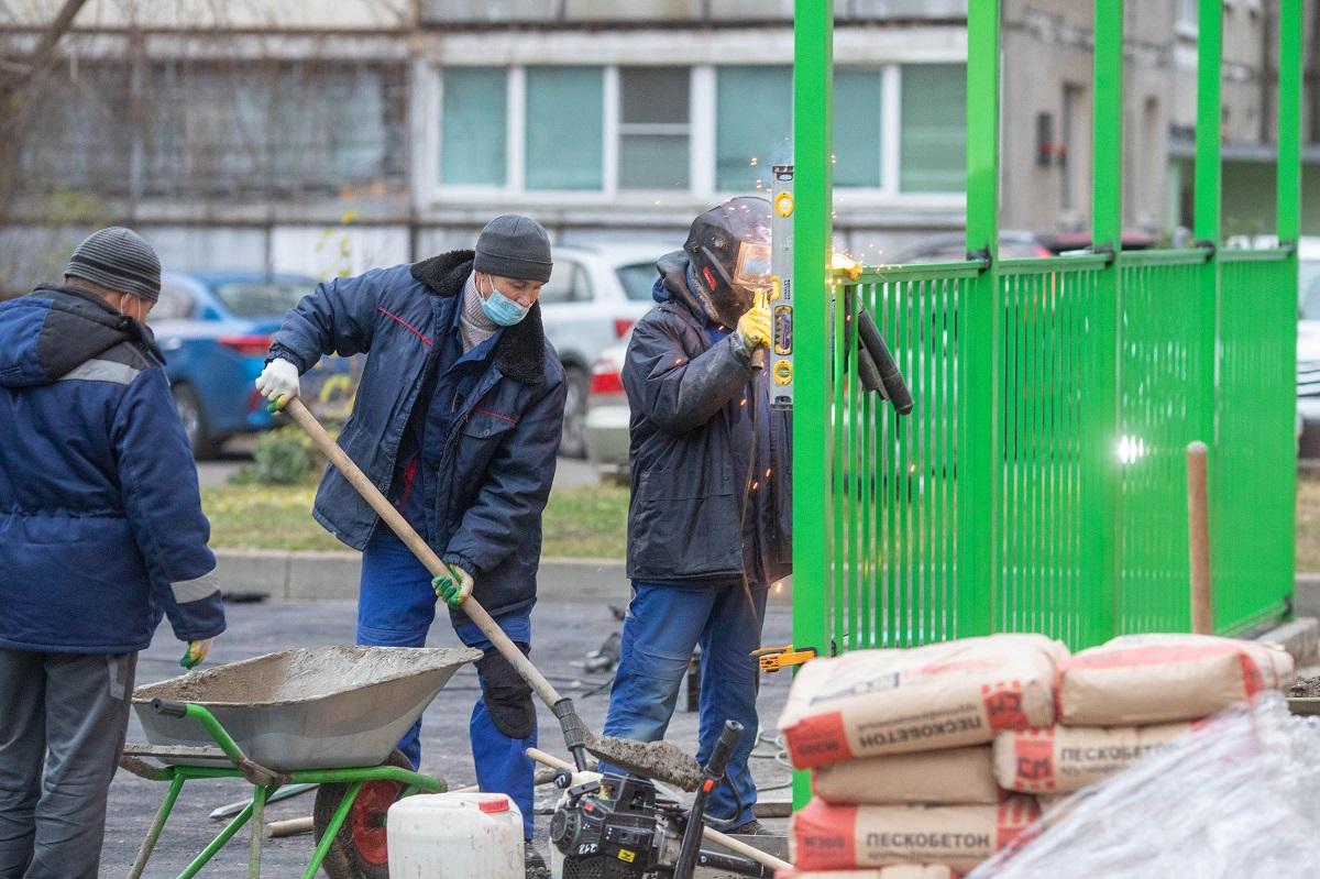 Универсальную спортивную площадку по просьбам жителей устанавливают в  микрорайоне Парковый